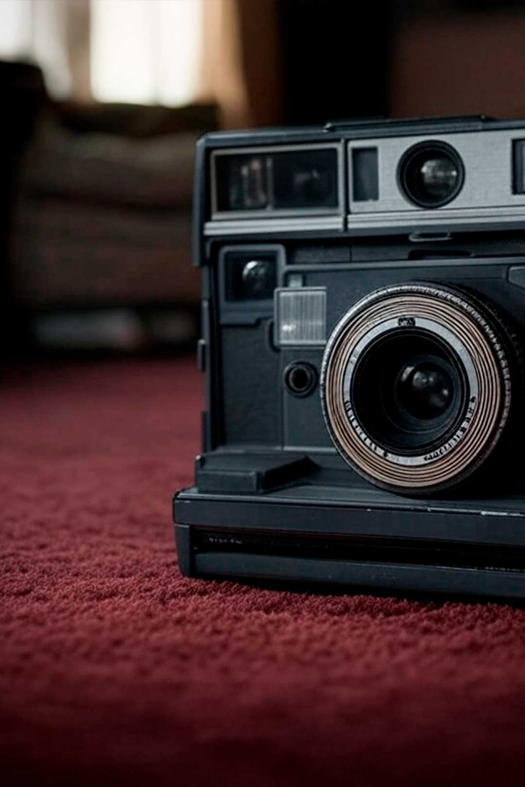 FOTO E VIDEO   Realizziamo foto aziendali e video corporate, anche con riprese aeree, con attrezzature professionali.Creiamo video per i social, studiati per aumentare l’engagement e valorizzare il tuo brand.